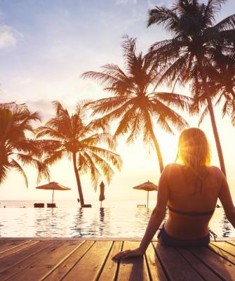 Γυναίκα σε τροπικό θέρετρο