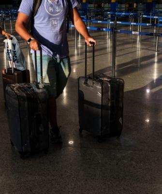 Επιβάτες με βαλίτσες αεροδρόμιο