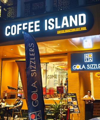 Κατάστημα Coffee Island βράδυ