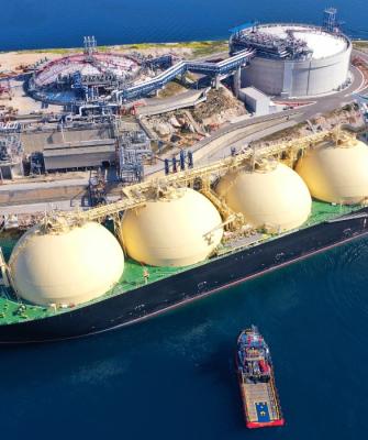 Φορτηγό LNG σε λιμάνι