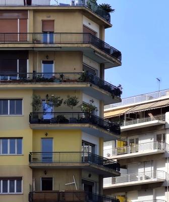 Αθηναϊκή πολυκατοικία πρόσοψη