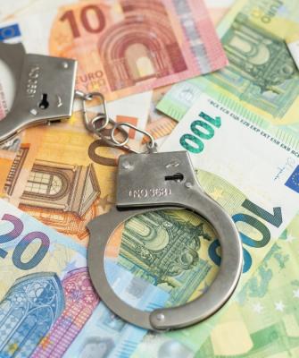 Χειροπέδες σε χαρτονομίσματα ευρώ