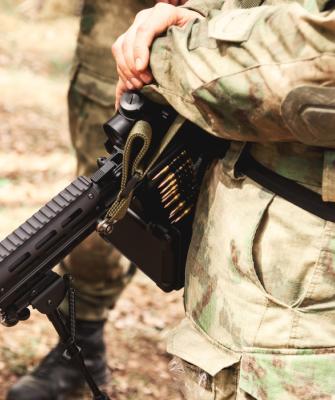 Στρατιώτης με όπλο