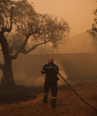 Πυροσβέστης σε πυρκαγιά