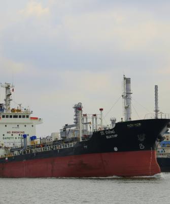 δεξαμενόπλοιο σε λιμάνι