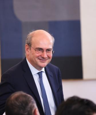 Κωστής Χατζηδάκης χαμογελά