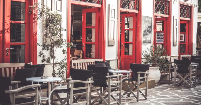 Παραδοσιακή καφετέρια με τραπεζάκια έξω Εξωτερικό καφετέριας