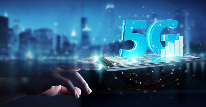 5G-diktyo-texnologia-tilepikoinwnies-smartphones