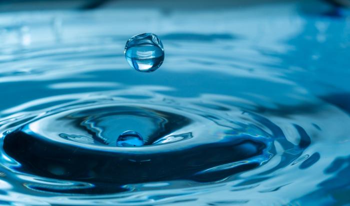 Σταγόνα νερού και κυματισμός επιφάνειας σταγόνα νερού κοντινό