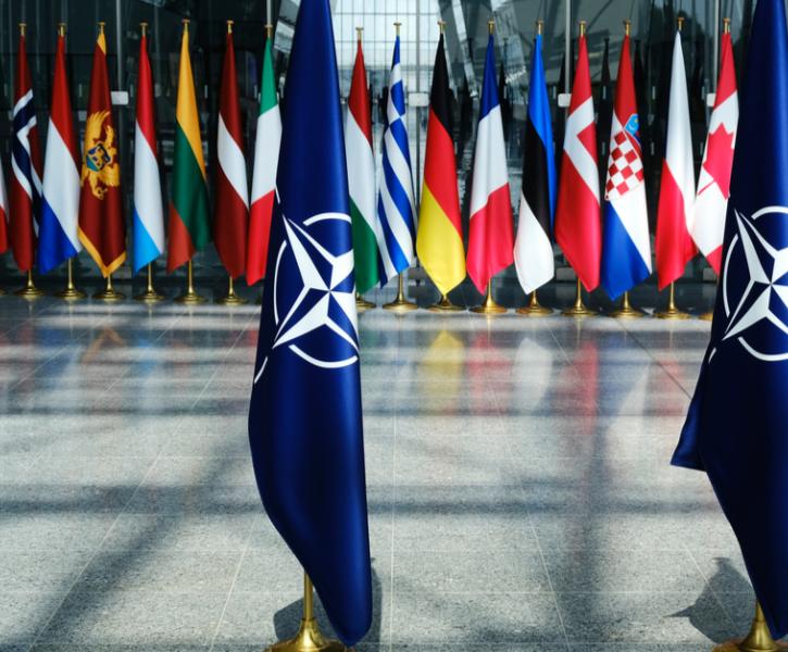 Σημαίες ΝΑΤΟ στα κεντρικά γραφεία σημαία του ΝΑΤΟ