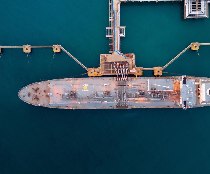 Εναέρια λήψη δεξαμενόπλοιου LNG ελλιμενισμένου σε υπεράκτιο τερματικό σταθμό. Πλοίο LNG