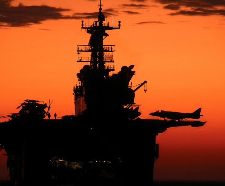 uss tripoli με πεζοναύτες