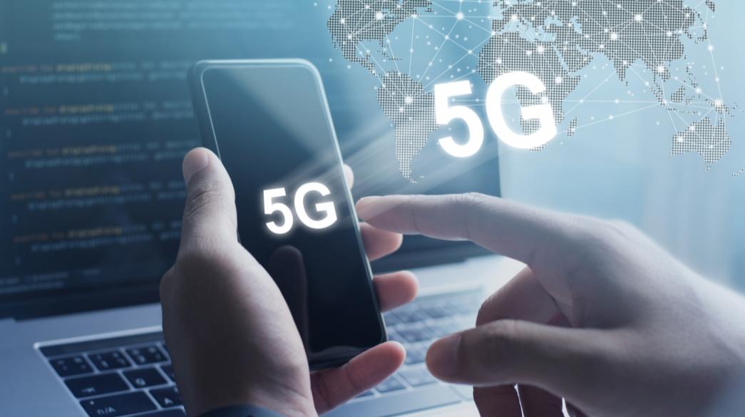 5G-diktyo-texnologia-tilepikoinwnies-smartphones