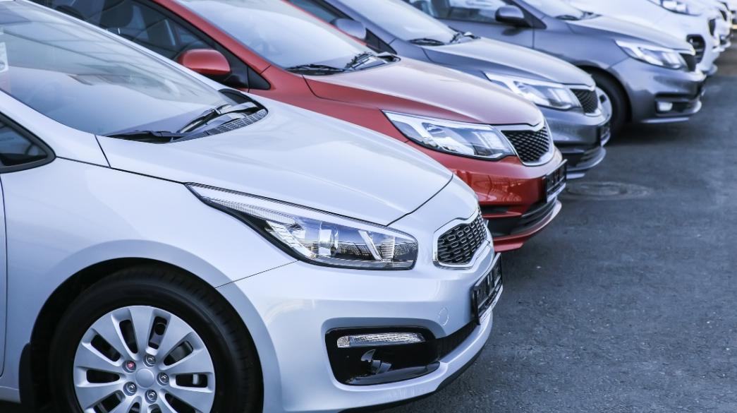 Σειρά σύγχρονων αυτοκινήτων σε έκθεση Σύγχρονα αυτοκίνητα σειράς