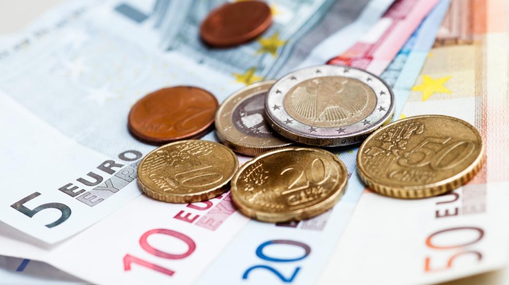 Χαρτονομίσματα και κέρματα ευρώ κοντινό Χαρτονομίσματα και κέρματα ευρώ