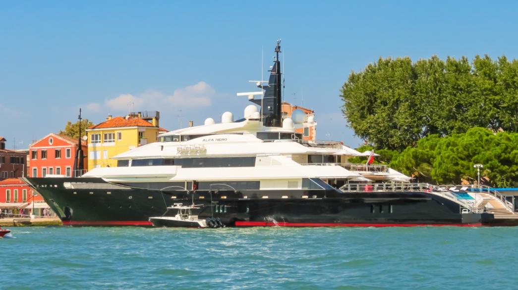 Mega Yacht, Alfa Nero