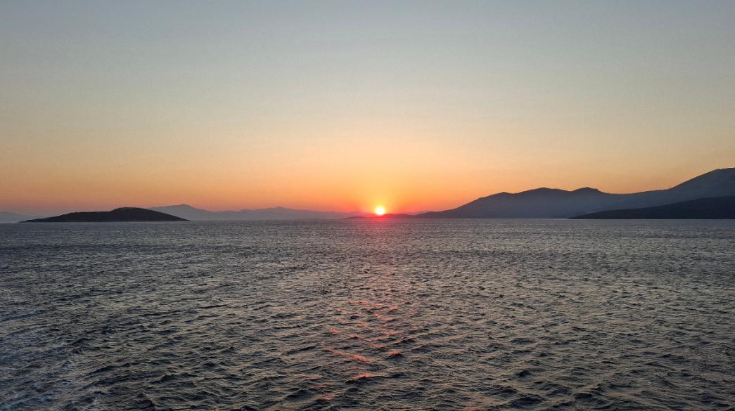 Ηλιοβασίλεμα στη θάλασσα