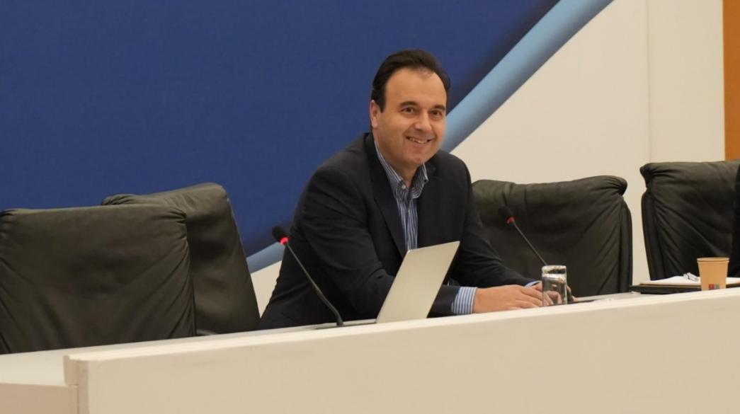 Δημήτρης Παπαστεργίου χαμογελαστός