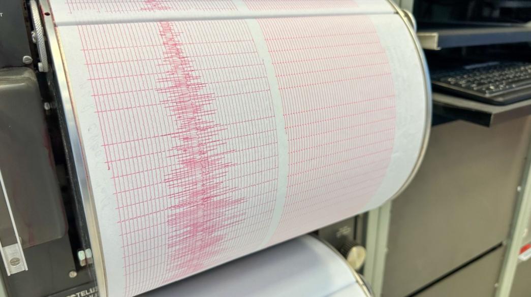 Σεισμογράφος καταγράφει σεισμική δόνηση Σεισμογράφος μετρά σεισμό