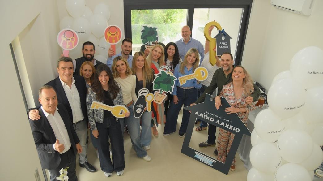  Η ομάδα του ΟΠΑΠ υποδέχθηκε τον μεγάλο νικητή του Λαϊκού Λαχείου στο νέο του σπίτι