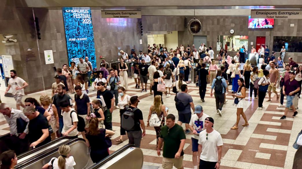 Πλήθος στον σταθμό Συντάγματος
