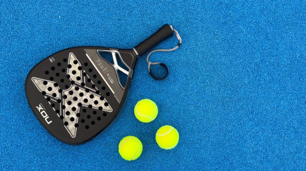 ρακέτα padel και μπάλες