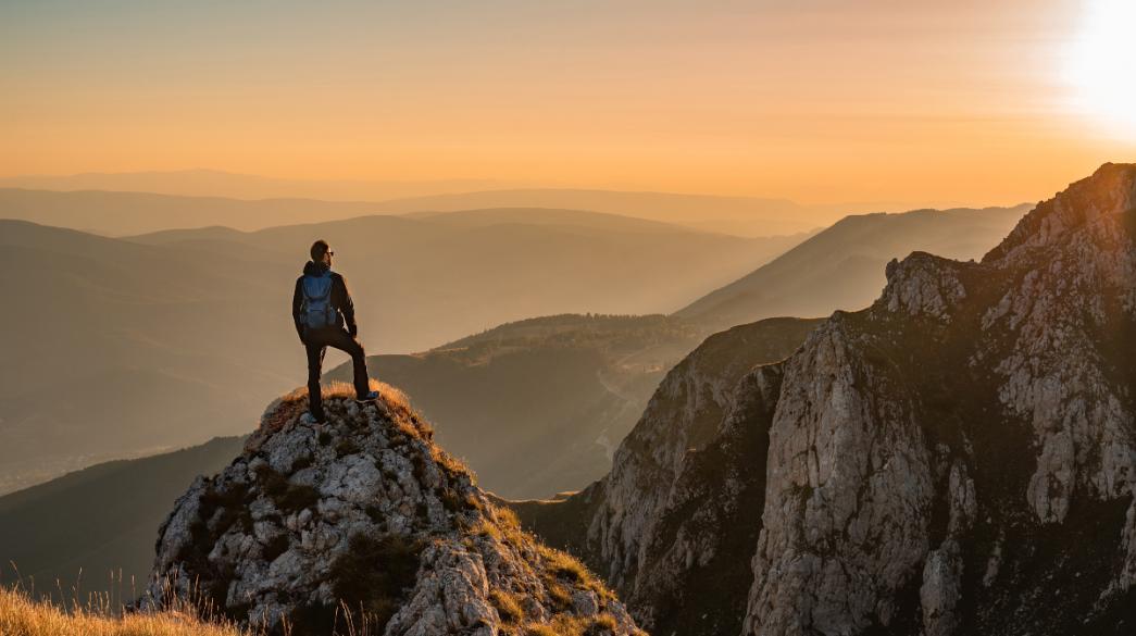 Ορειβάτης απολαμβάνει τη θέα  Ορειβάτης, βουνά