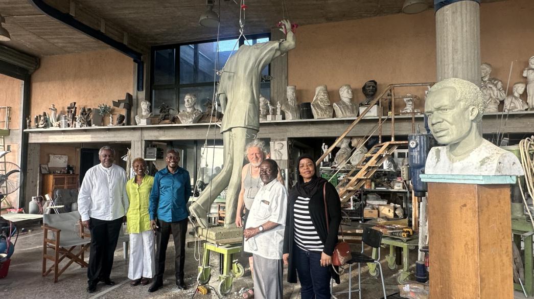 Αφρικανοί γλύπτες σε εργαστήριο