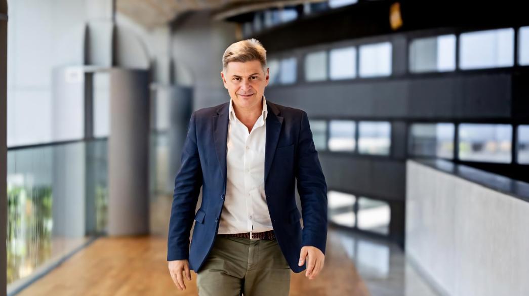 Νίκος Φαραντούρης πορτρέτο