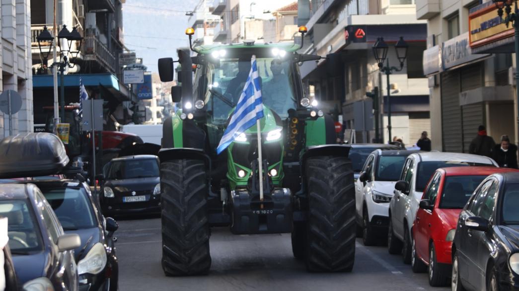 Τρακτέρ με ελληνική σημαία