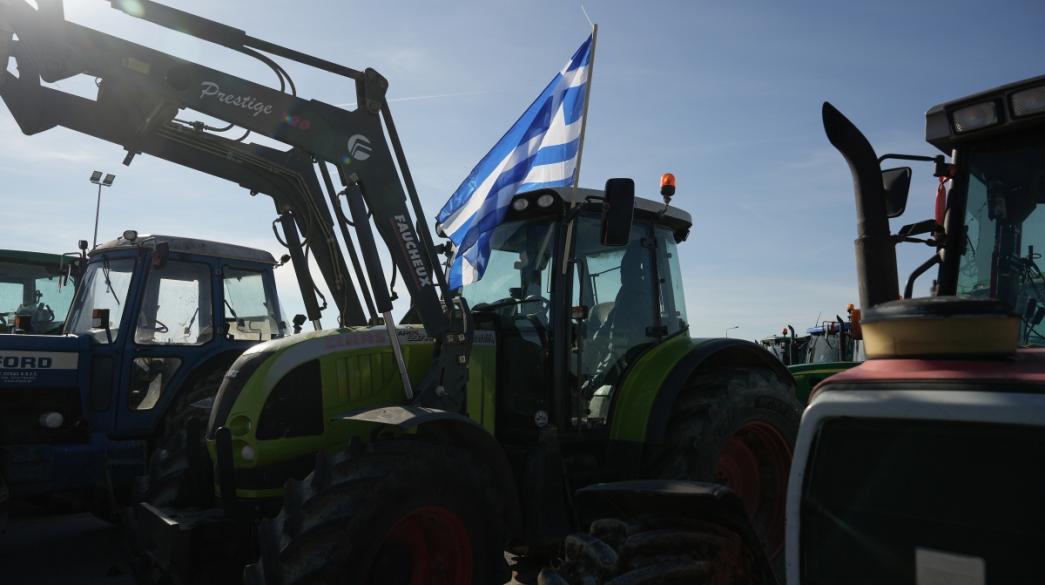 Τρακτέρ με ελληνική σημαία