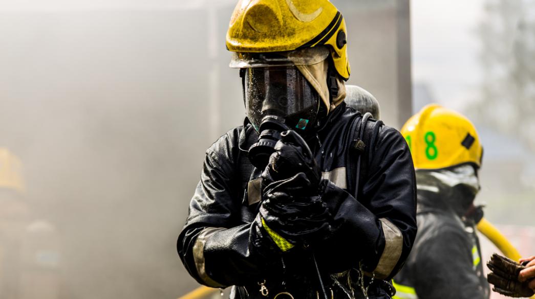 Πυροσβέστης μετά από φωτιά