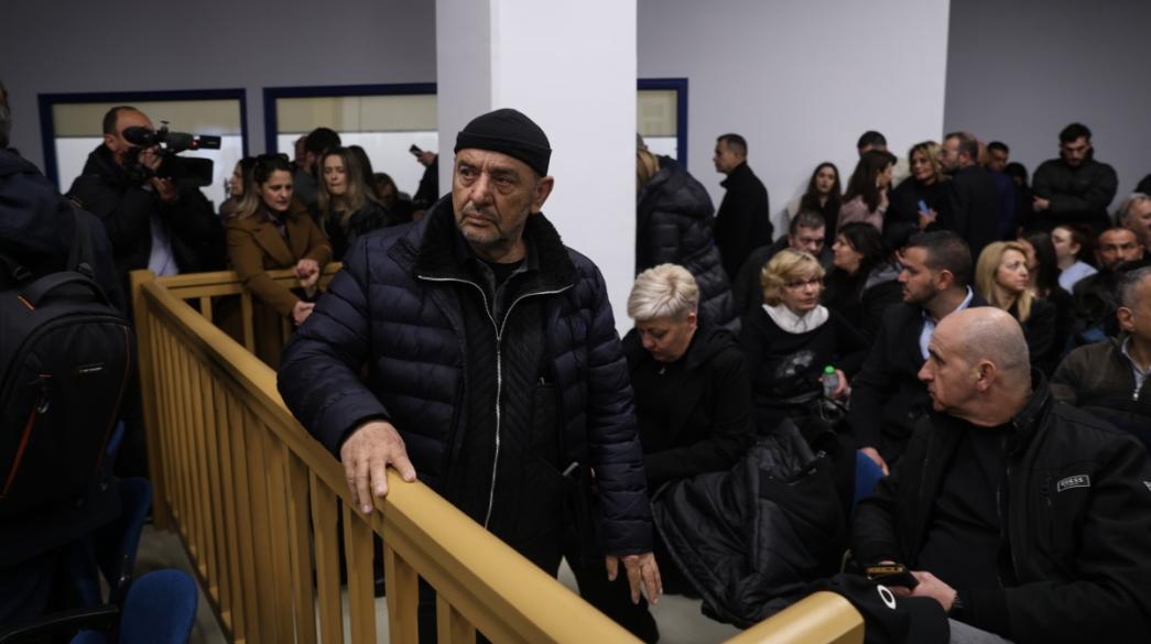 Πλήθος στη δίκη Τέμπη