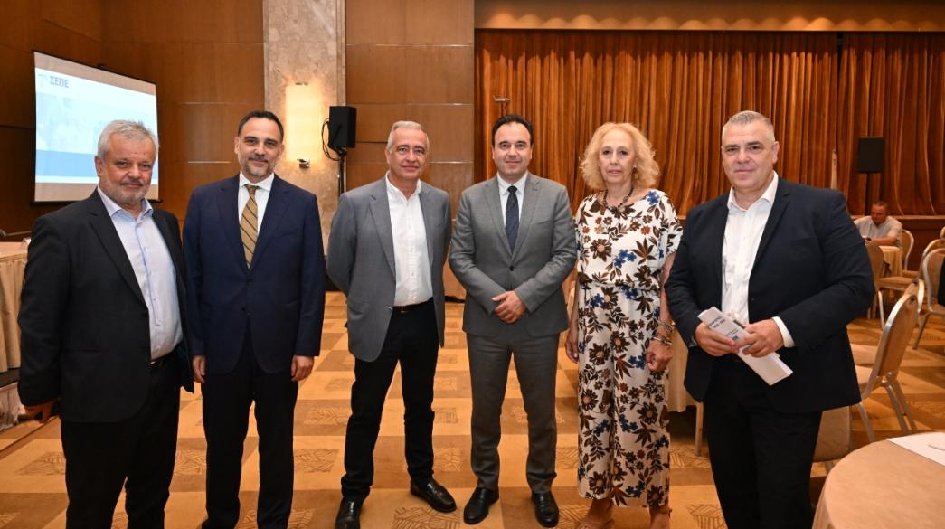 Άτομα σε εκδήλωση του ΣΕΠΕ