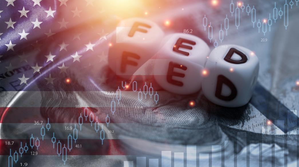 FED, σημαία ΗΠΑ, και διάγραμμα της χρηματιστηριακής αγοράς