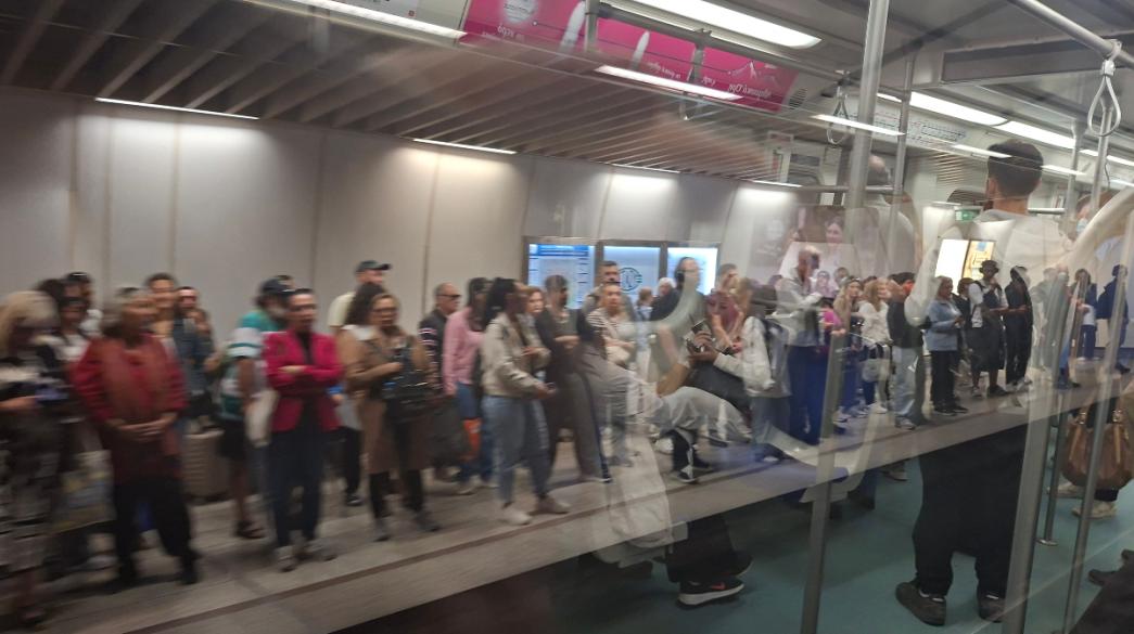 Μετρό, πολυκοσμία