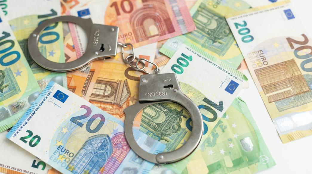 Χειροπέδες σε χαρτονομίσματα ευρώ