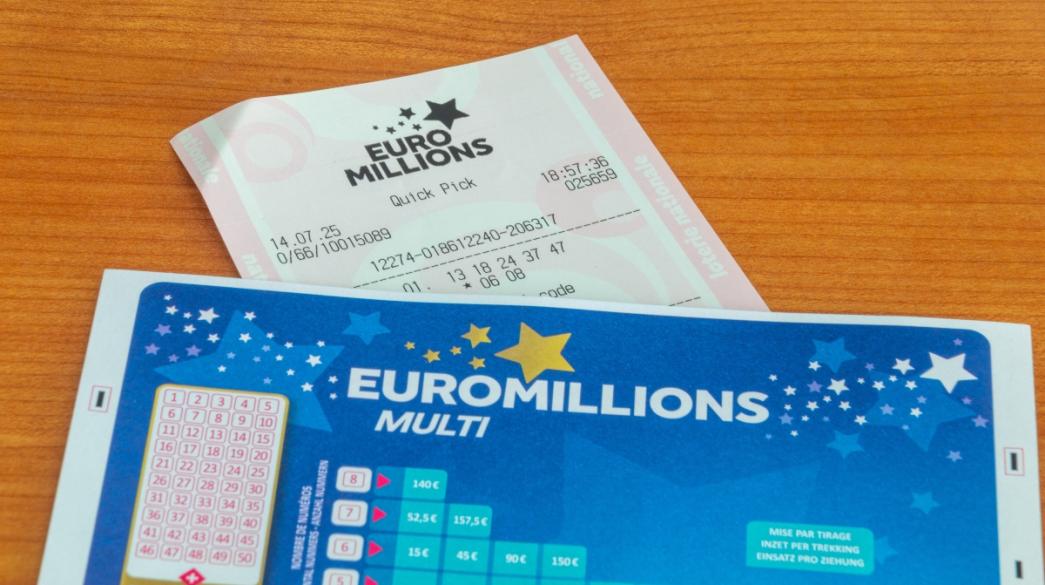 Δελτίο EuroMillions σε τραπέζι