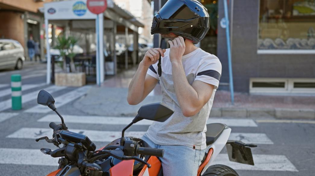 Άνδρας με κράνος μοτοσικλέτας