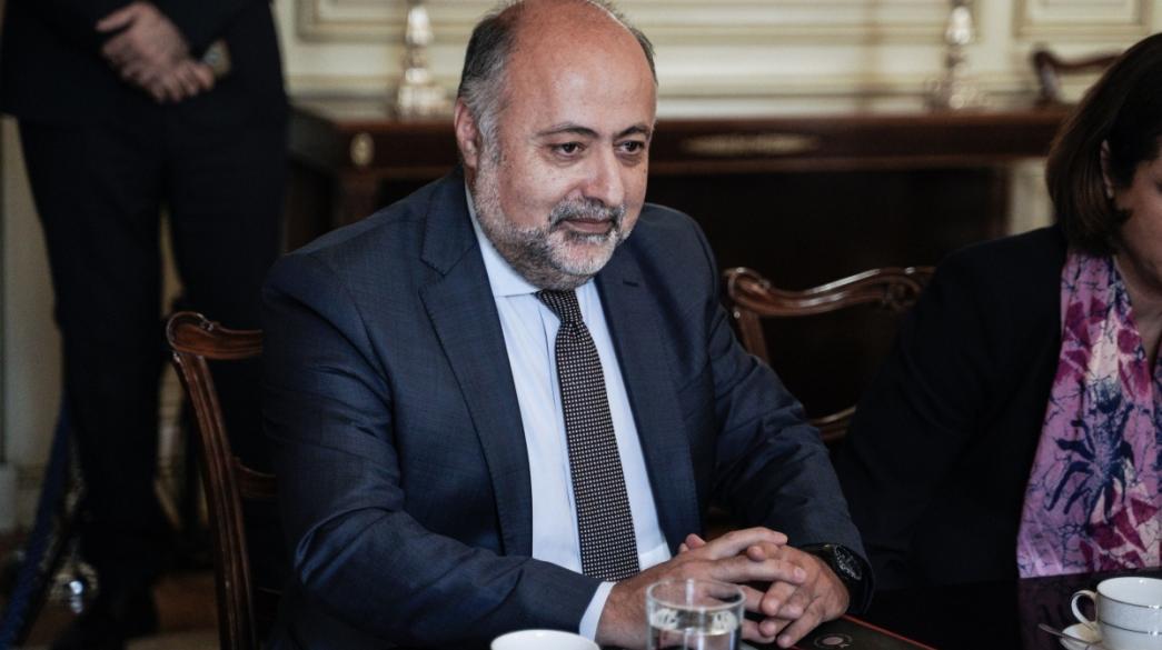 Δ. Τσιόδρας: Θετικές οι πρωτοβουλίες της Κομισιόν για τιμές ίδιων προϊόντων στην ΕΕ Έλληνας αξιωματούχος τραπέζι