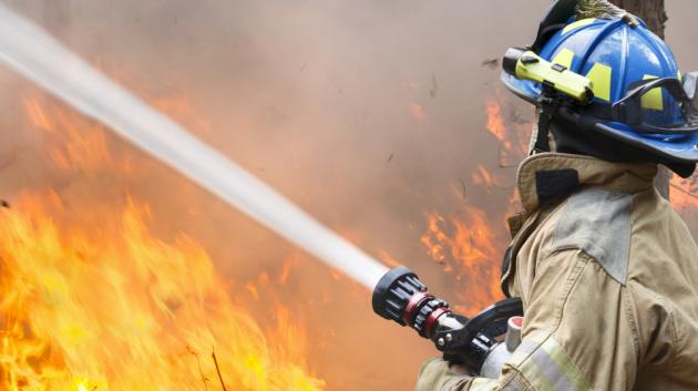Πυροσβέστης κατασβήνει φωτιά