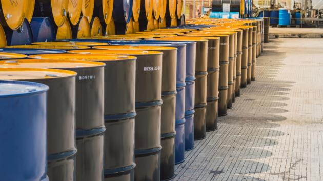 Βαρέλια πετρελαίου σε σειρά