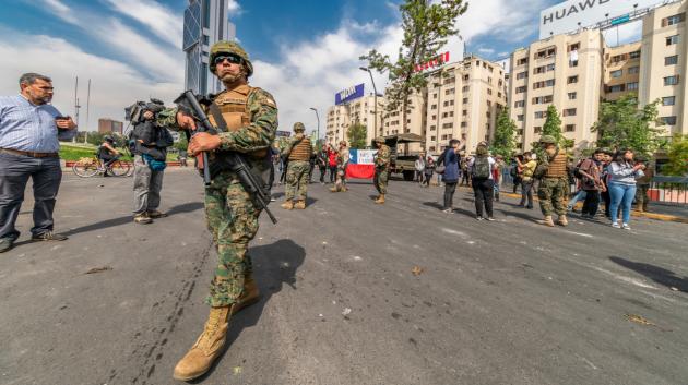 στρατιώτης στους δρόμους