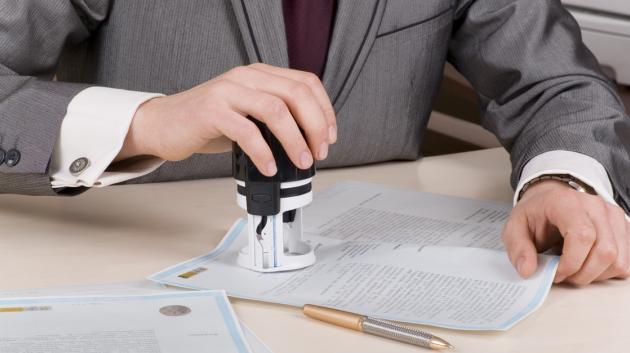 Δημόσιος υπάλληλος επικυρώνει έγγραφο