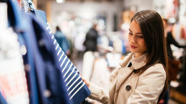 Γυναίκα σε κατάστημα ρούχων