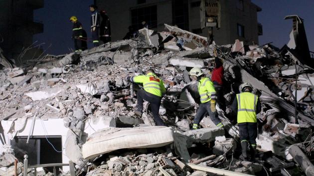 Διασώστες σε ερείπια σεισμού