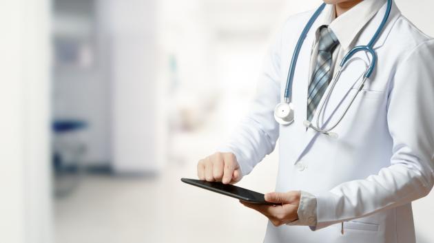 Γιατρός με tablet