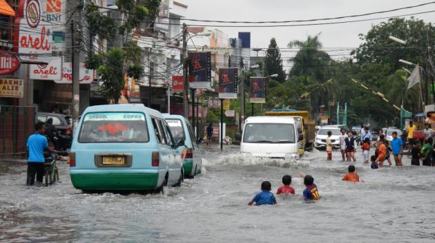 Πλημμυρισμένος δρόμος Ινδονησίας