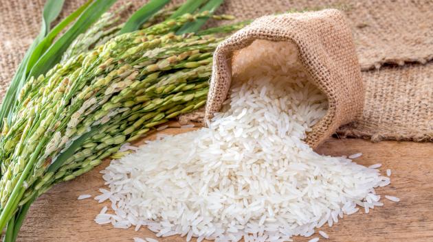 Ρύζι σε σακούλι λινάτσας