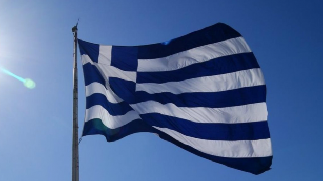Ελληνική σημαία κυματίζει